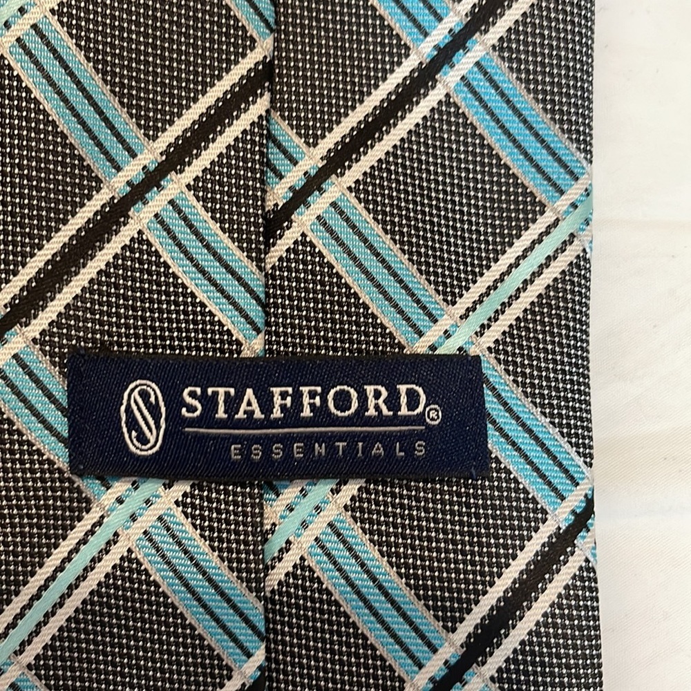 Geoffrey Been grey and blue men’s tie 58”L x 3.5”W - Picture 3 of 4